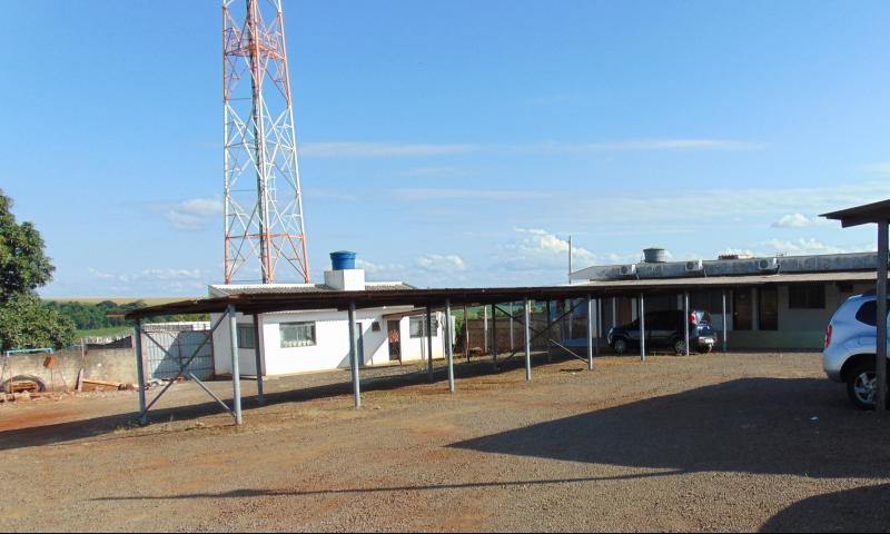 Amplo estacionamento fechado, possui algumas garagem cobertas, vagas para veículos grandes(caminhão).	  	