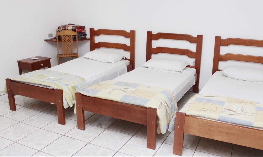 					    						    	Conforto: Aos que procuram conforto com preço reduzido, o apartamento está equipado com: Ar Split, TV a cabo, internet wi-fi, cama com colchão de espuma, WC e bancada de trabalho. Estão inclusos no valor da diária: café da manhã, estacionamento fechado, TV por assinatura e serviços de internet, tanto na recepção como nas depêndencias do hotel com sinal Wi-Fi, tornando mais prazerosa sua estadia quer que seja a negócios ou a lazer.
					  	
					  	
					  	